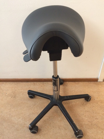 Stol med ergonomisk sadelsits till en reception, omklädd i konstskinnet Chicago från Nevotex, sept 2018.